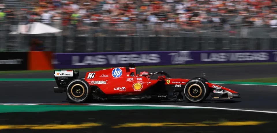 Voiture Ferrari numéro 16 en pleine course