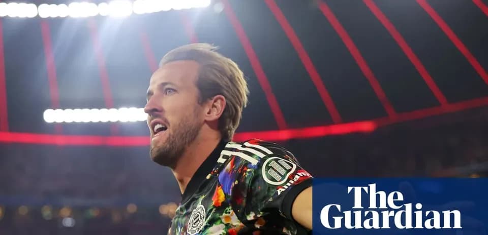 Joueur célébrant avec un maillot coloré sur le terrain