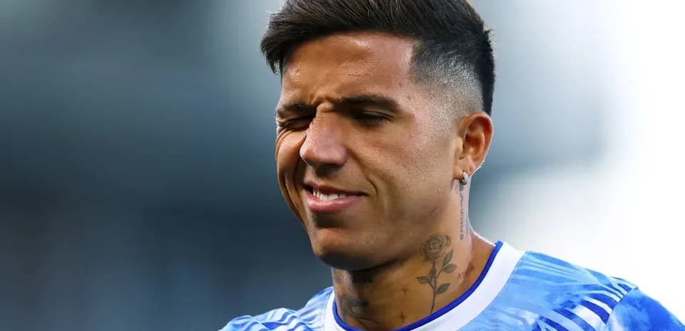 Joueur avec un maillot bleu en train de sourire