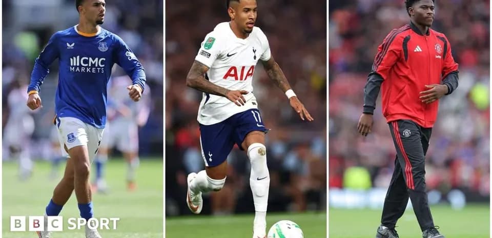Trois joueurs en action sur le terrain de football