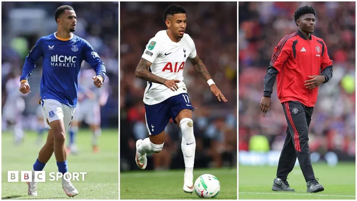 Trois joueurs en action sur le terrain de football