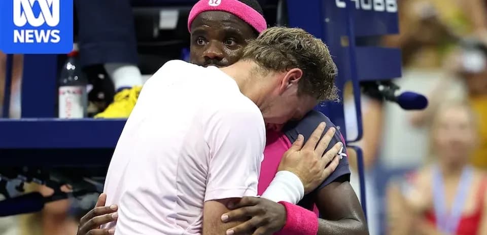 Joueurs s'étreignant après un match de tennis