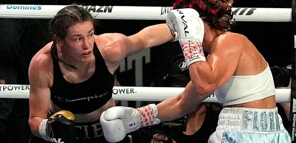 Boxeuse en train de frapper son adversaire sur le ring