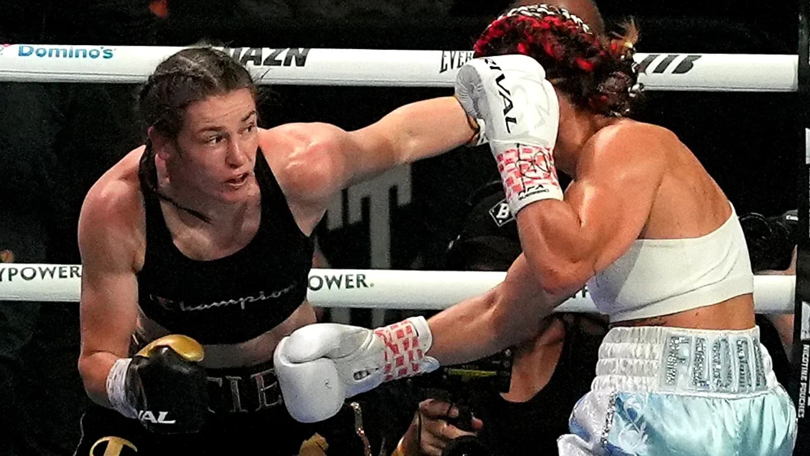 Boxeuse en train de frapper son adversaire sur le ring
