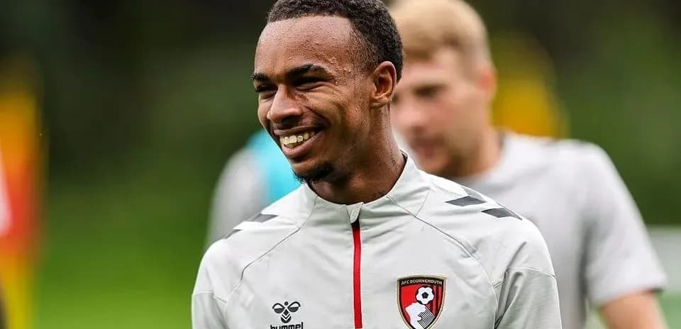 Joueur d'AFC Bournemouth souriant lors de l'entraînement