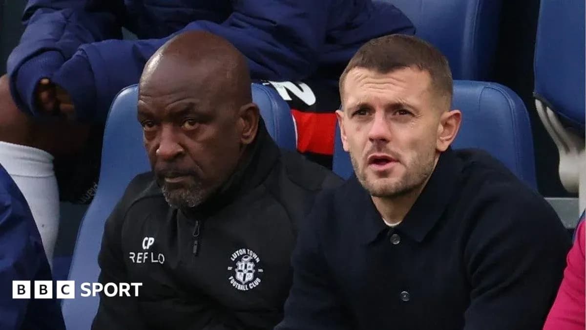 Deux hommes assis sur le banc de touche