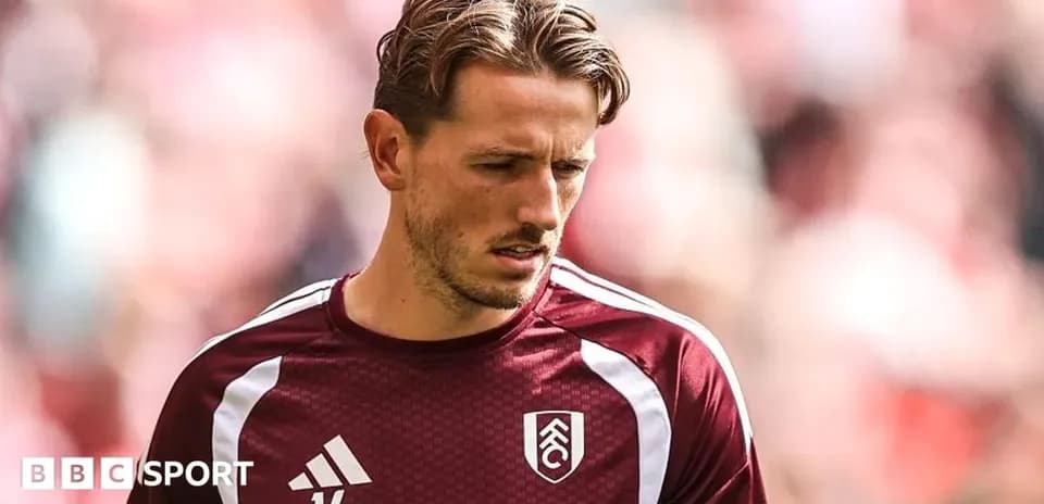 Joueur en tenue d'entraînement de Fulham sur le terrain