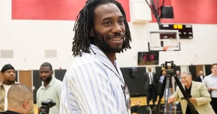 Homme souriant lors d'un événement sportif