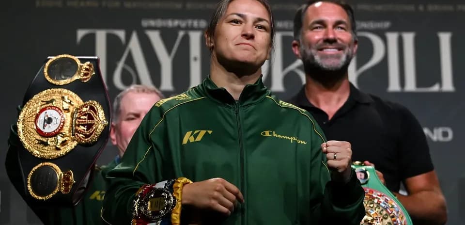 Boxeuse avec ceintures de champion lors d'une conférence