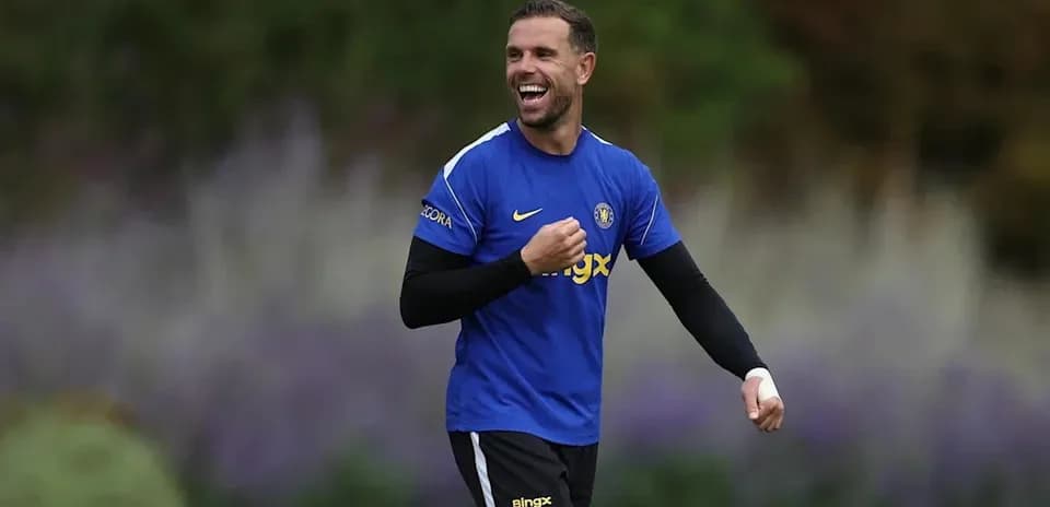 Joueur s'entraînant avec un sourire sur le terrain