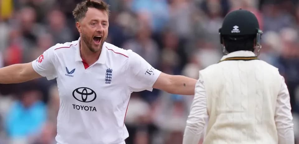 Joueur d'Angleterre célébrant un wicket contre l'Australie