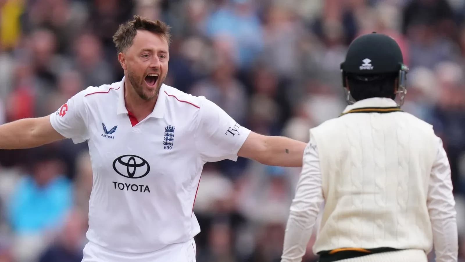 Joueur d'Angleterre célébrant un wicket contre l'Australie