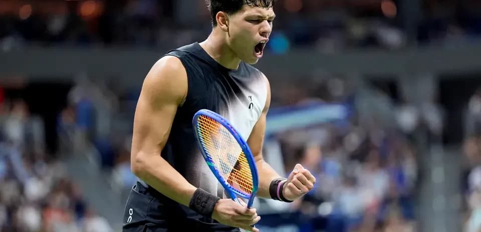 Joueur de tennis célébrant un point lors d'un match