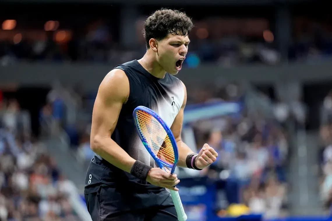 Joueur de tennis célébrant un point lors d'un match