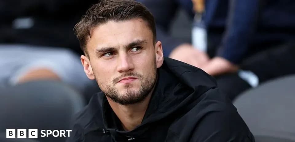 Joueur sur le banc, regardant le match