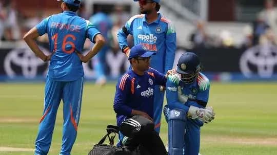 Joueurs indiens discutant pendant une pause de jeu