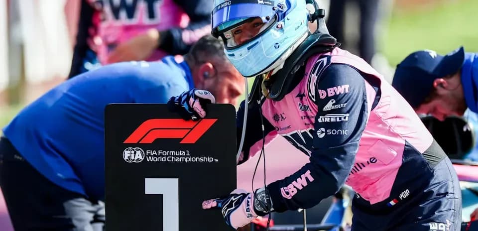 Pilote indiquant le numéro 1 lors d'une course F1