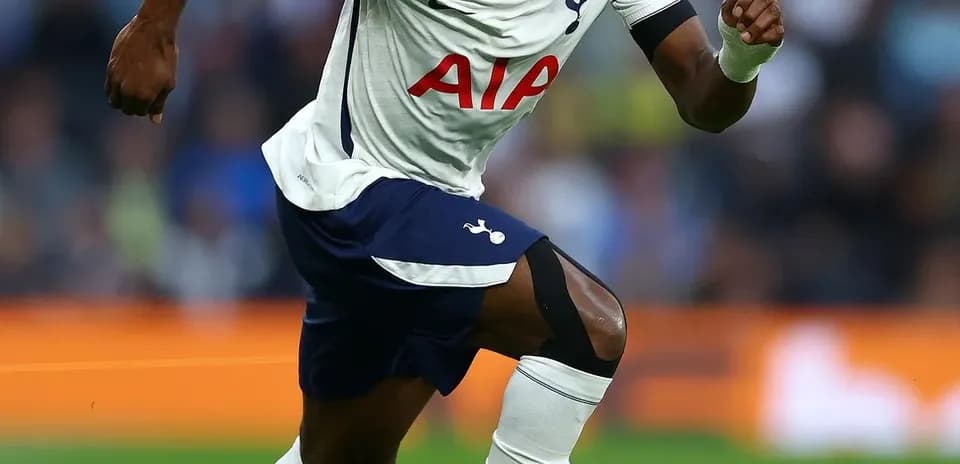 Joueur de Tottenham courant vers le ballon