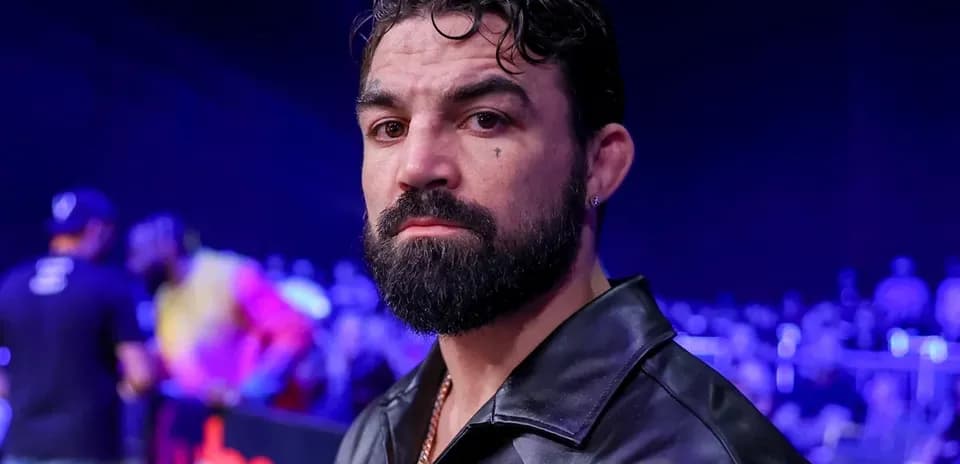 Homme avec barbe dans un événement sportif