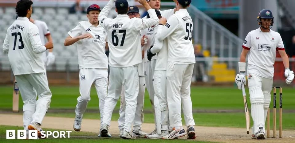 Joueurs célébrant un wicket au cricket