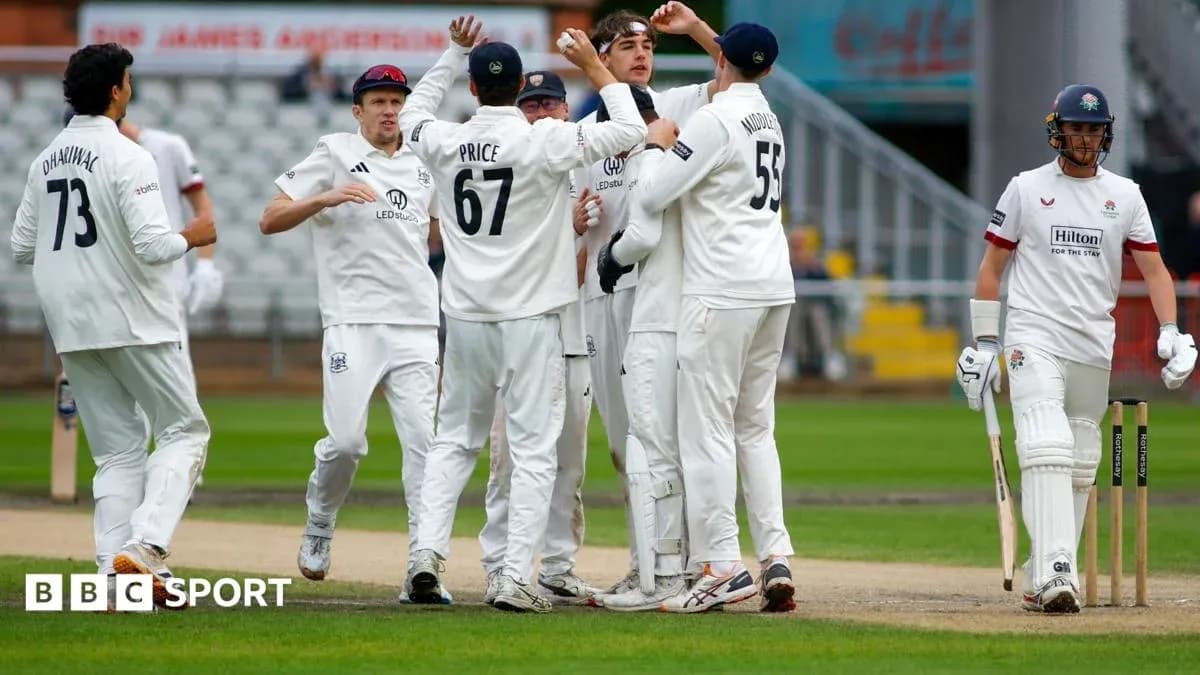 Joueurs célébrant un wicket au cricket