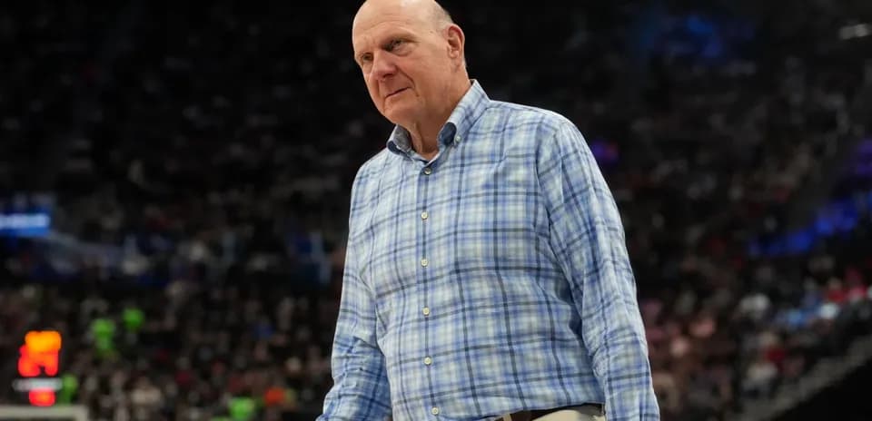 Homme en chemise à carreaux sur le terrain de basket