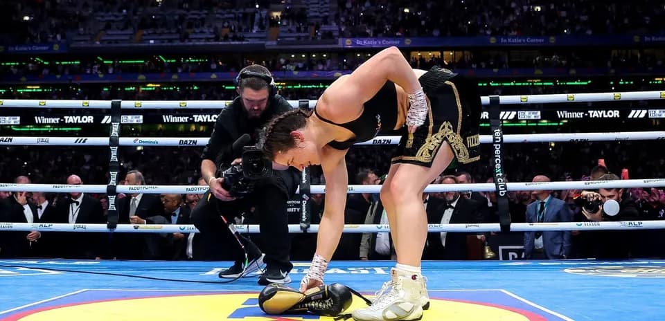 Boxeuse ramassant des gants dans le ring