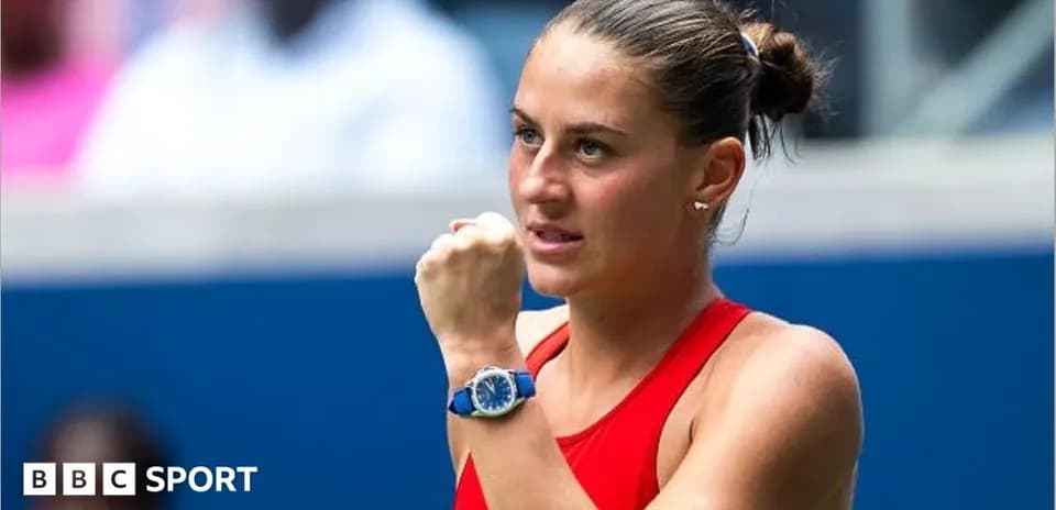 Joueuse de tennis célébrant sur le court