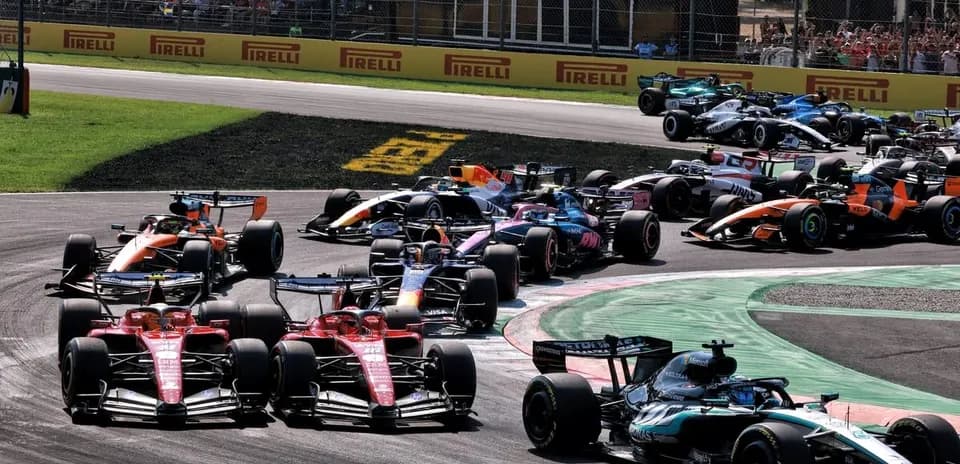 Voitures de F1 en course sur circuit serré