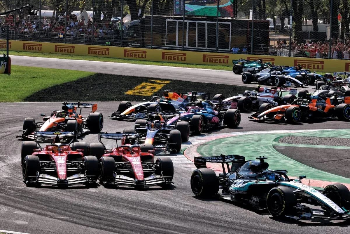 Voitures de F1 en course sur circuit serré