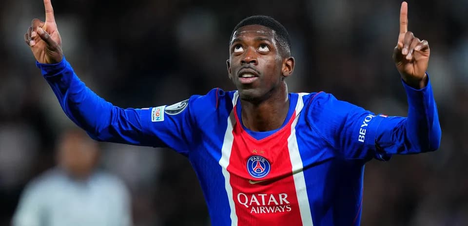 Joueur du PSG célébrant un but avec les bras levés