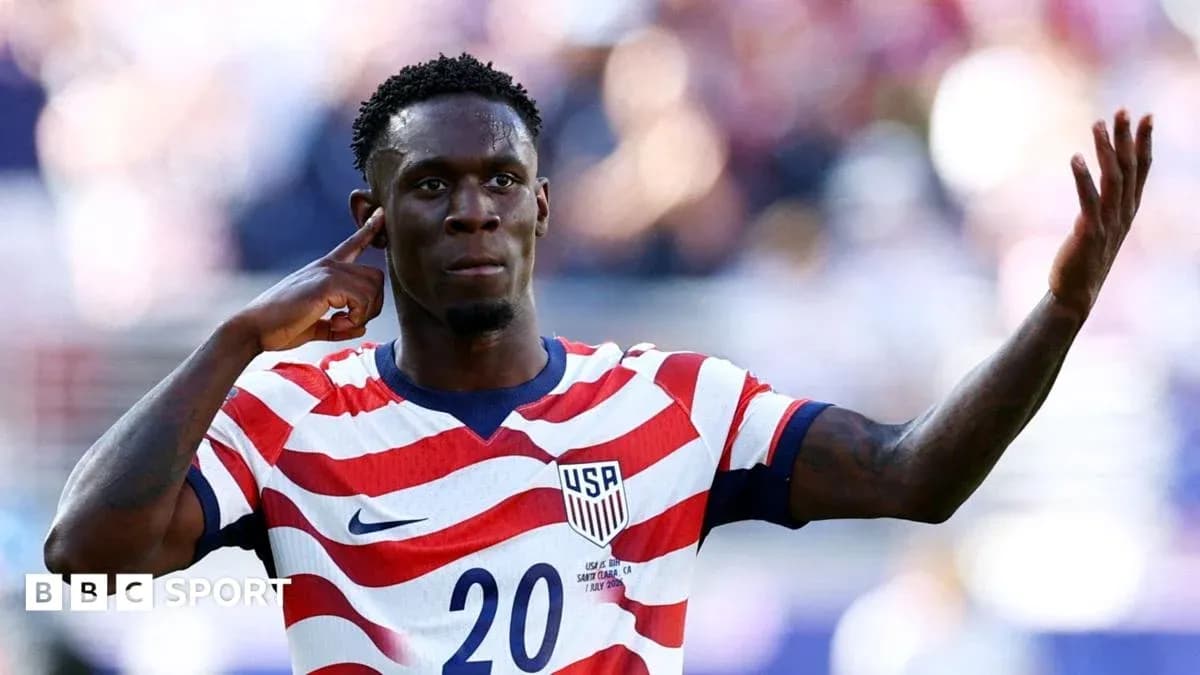 Joueur américain célébrant avec un maillot rayé