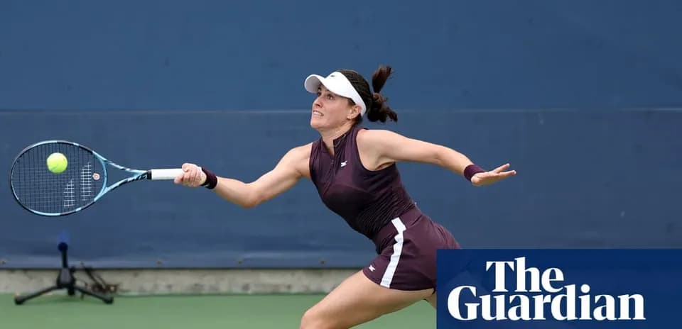 Joueuse de tennis effectuant un coup sur le court