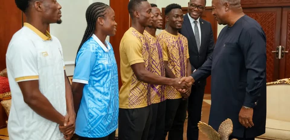 Joueurs de football serrant la main à un officiel