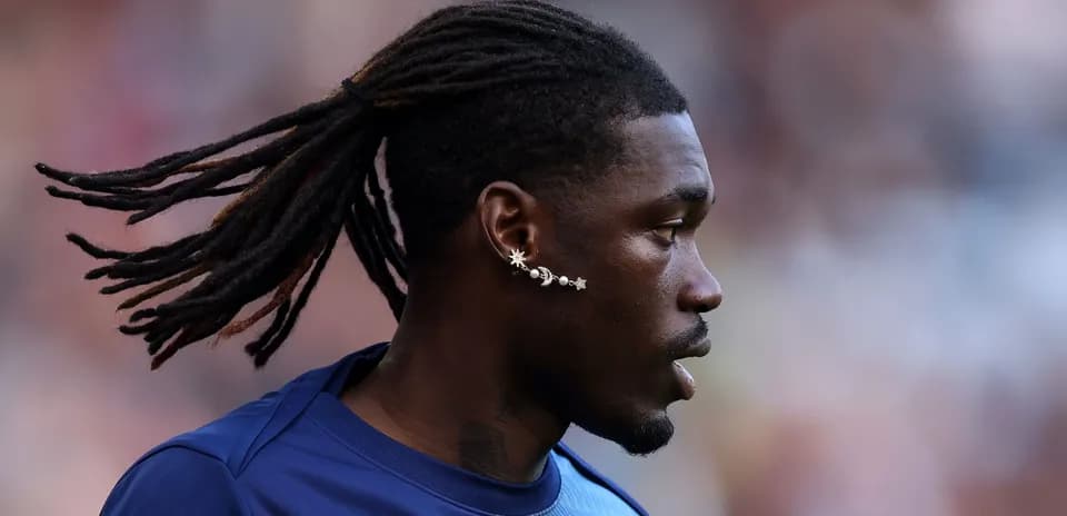 Joueur avec des dreads et un bijou d'oreille