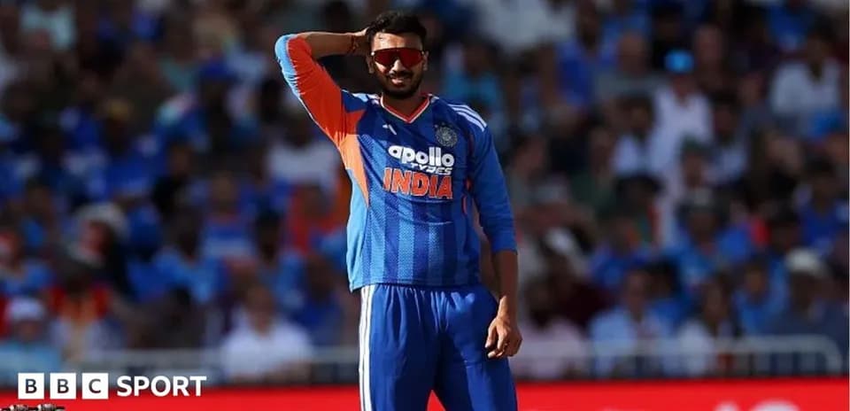 Joueur de cricket en uniforme indien sur le terrain