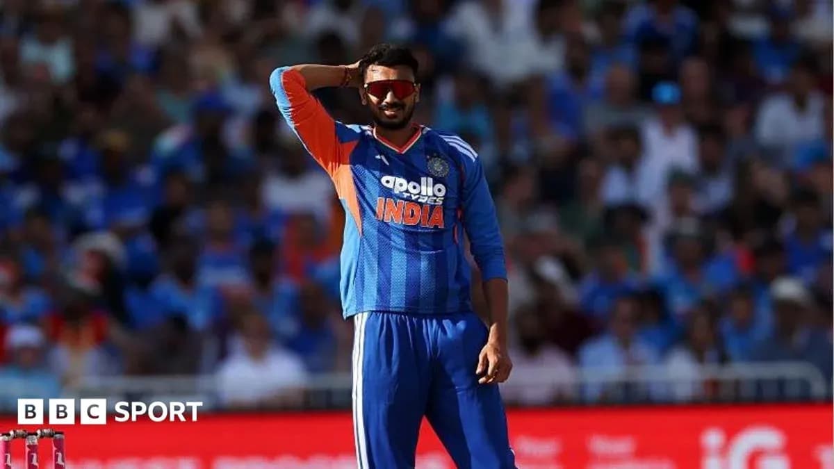 Joueur de cricket en uniforme indien sur le terrain