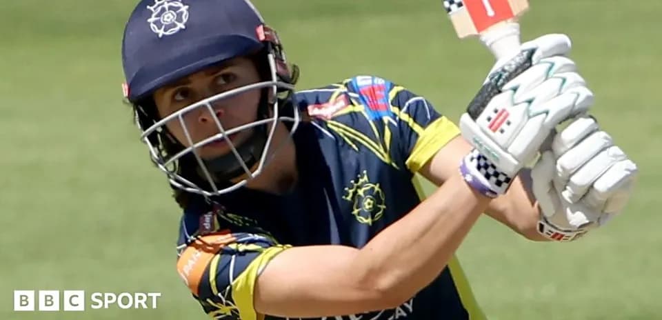 Joueuse de cricket frappant la balle avec une batte