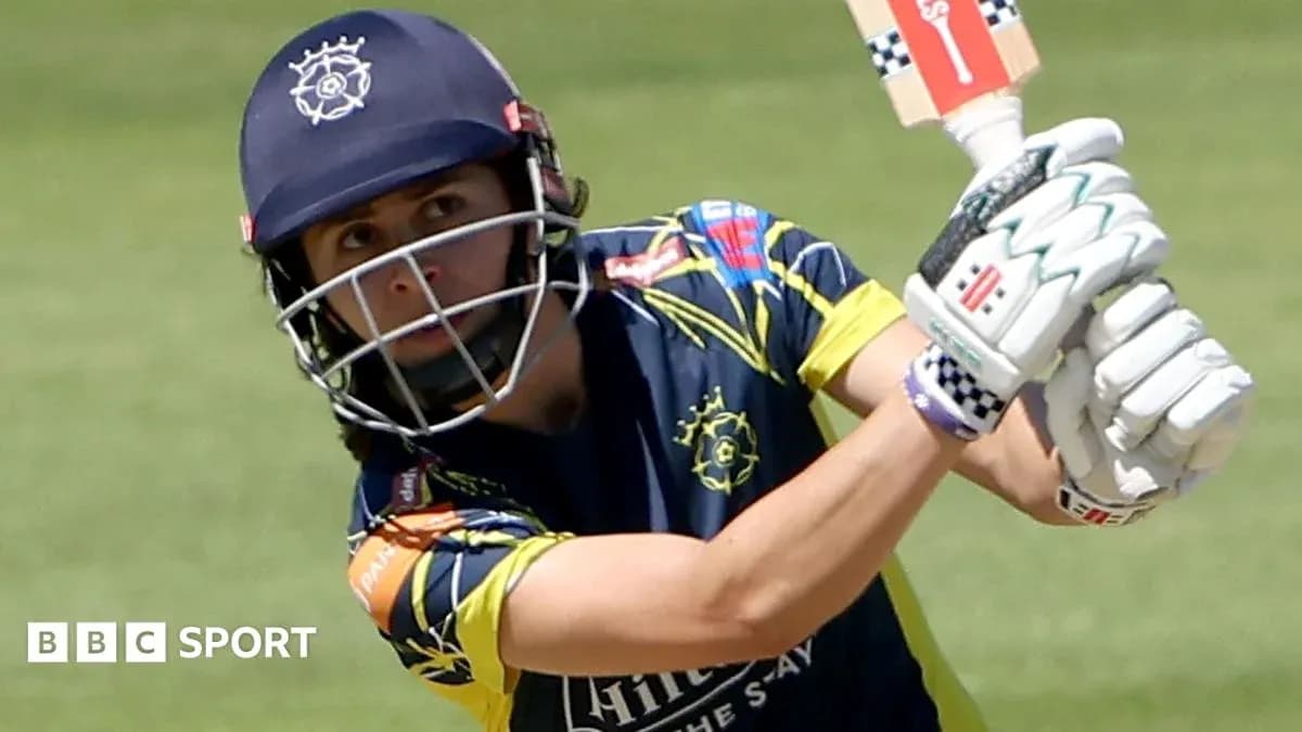 Joueuse de cricket frappant la balle avec une batte