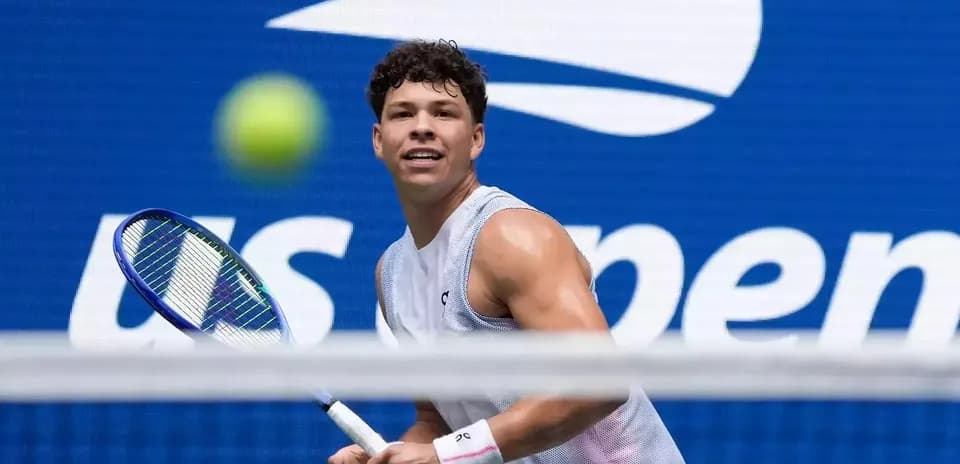 Joueur de tennis prêt à frapper la balle