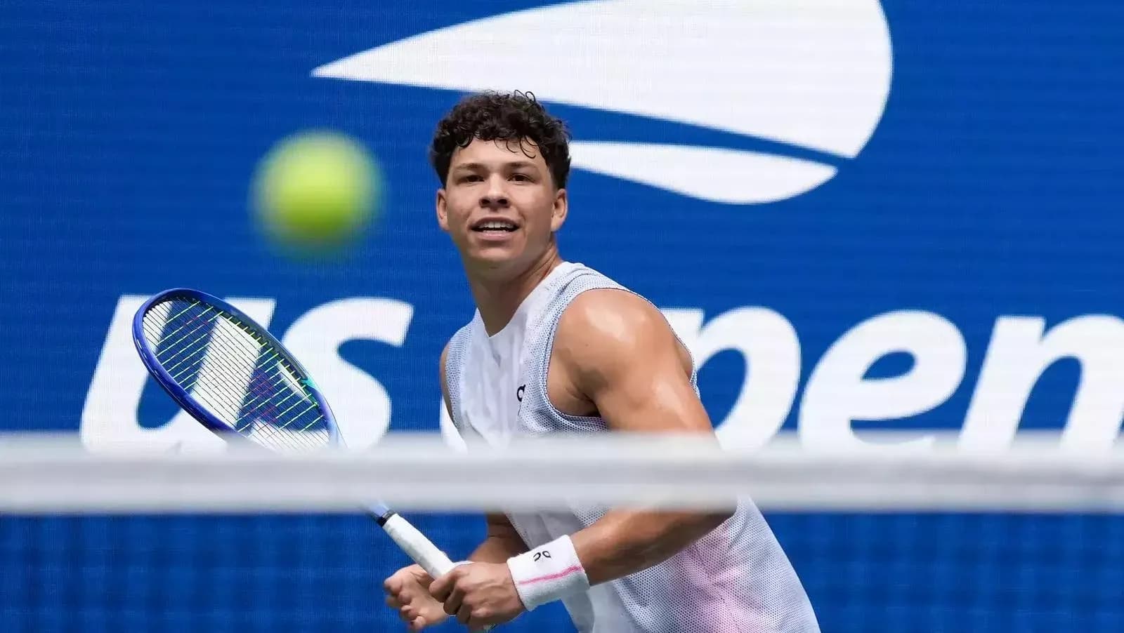 Joueur de tennis prêt à frapper la balle