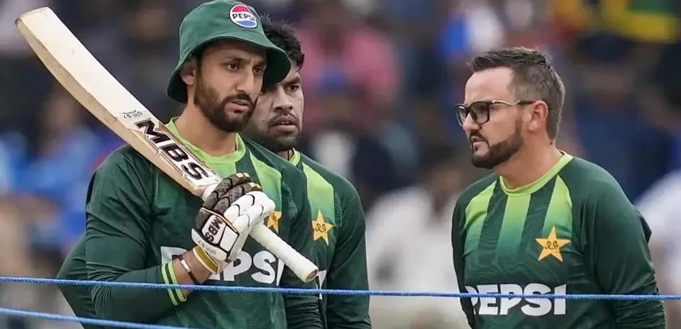 Joueurs de cricket pakistanais en discussion sur le terrain