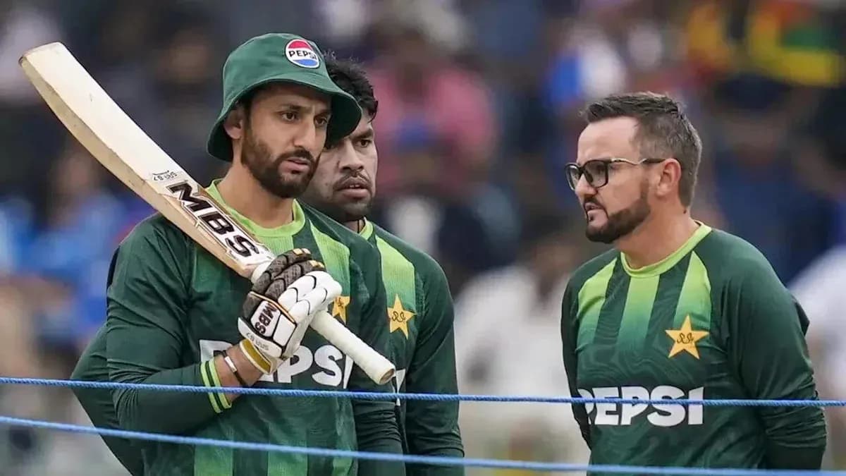 Joueurs de cricket pakistanais en discussion sur le terrain