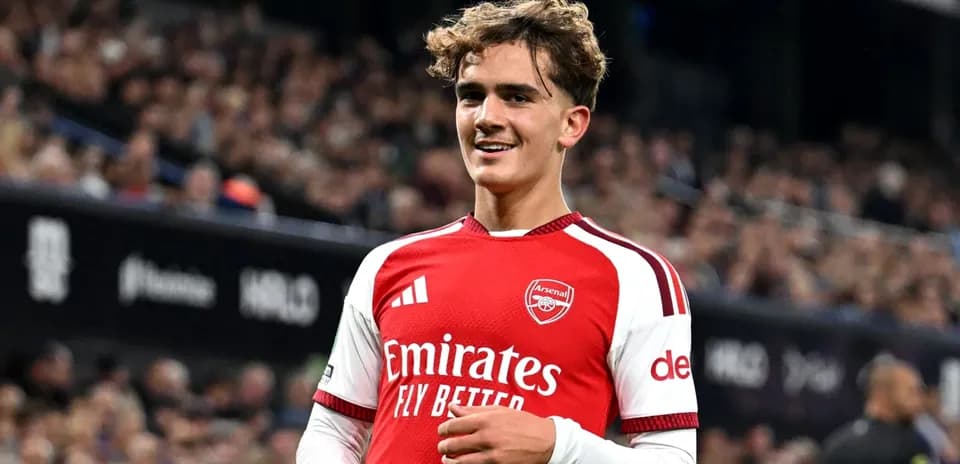 Joueur d'Arsenal souriant sur le terrain de jeu
