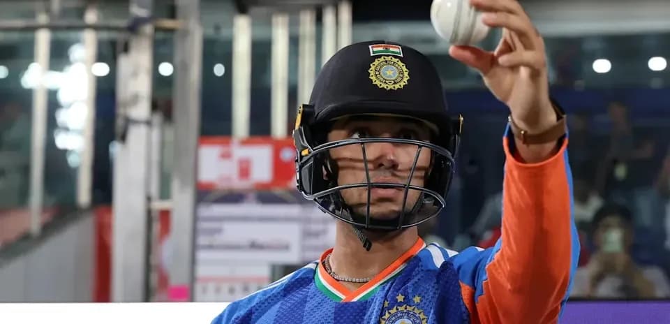 Joueur de cricket levant une balle avant le match