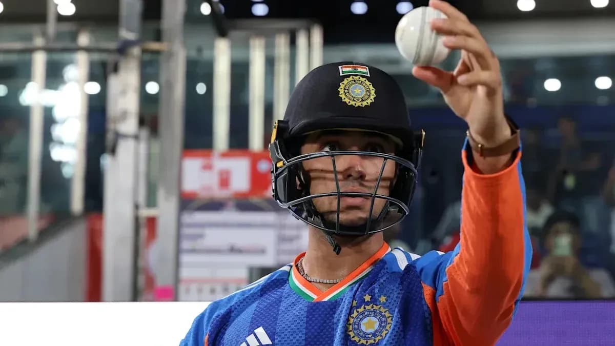 Joueur de cricket levant une balle avant le match