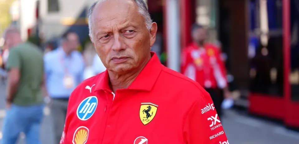 Homme en polo Ferrari dans le paddock de Formule 1