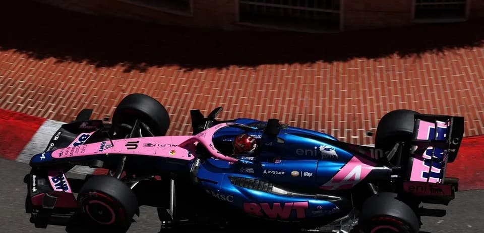 Voiture de F1 dans un virage sur circuit