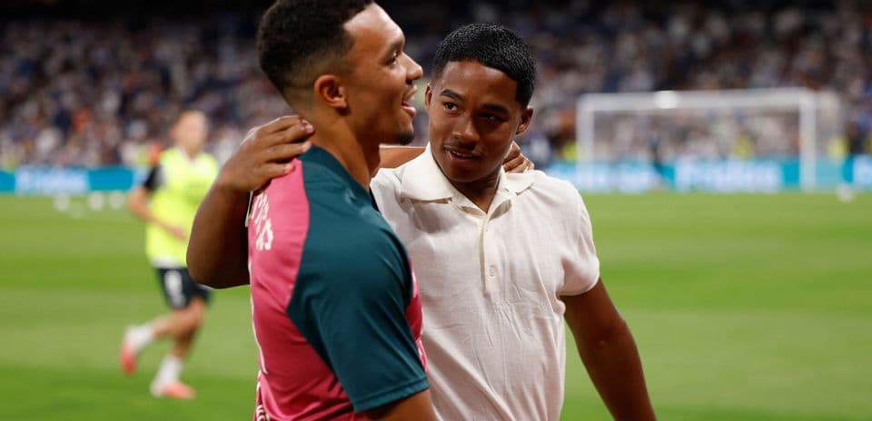 Deux joueurs se saluant sur le terrain