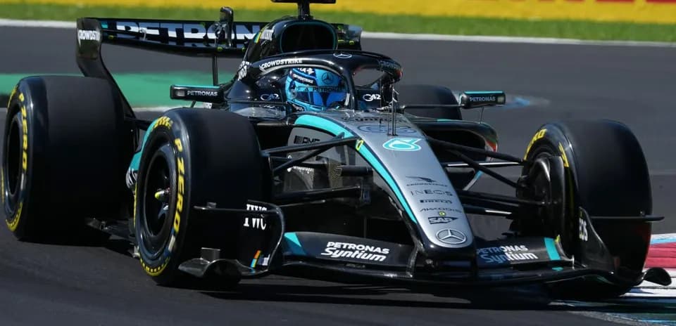 Voiture de Formule 1 en pleine course sur circuit